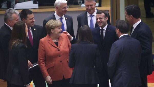 Almaniya kansleri Angela Merkel və Fransa Prezidenti Emmanuel Makron Avropa İttifaqının sammiti zamanı  - Sputnik Azərbaycan
