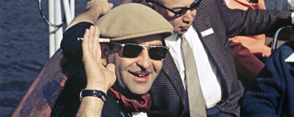 Индийский актер Радж Капур во время прогулки на теплоходе по каналу имени Москвы. IV Московский международный кинофестиваль - Sputnik Азербайджан