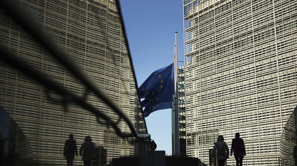 Прохожие рядом со штаб-квартирой Европейской комиссии в Брюсселе - Sputnik Азербайджан