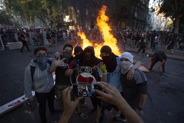 Участники акции протеста в Сантьяго, Чили - Sputnik Азербайджан