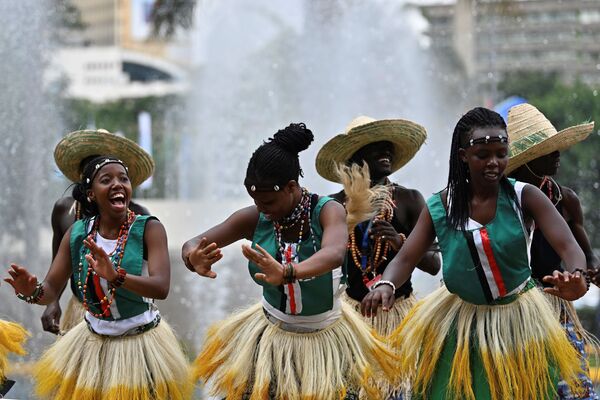 Исполнители традиционных танцев во время саммита Группы государств Африки в Найроби - Sputnik Азербайджан