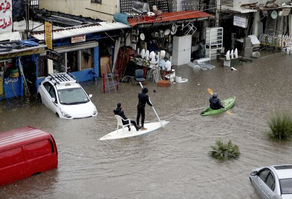 Люди на доске и каноэ на затопленной улице Бейрута, Ливан - Sputnik Азербайджан