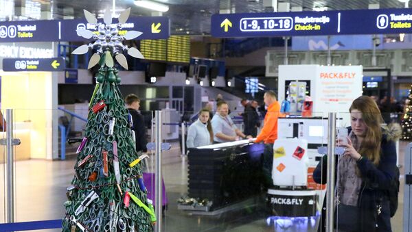 Новогодняя елка в аэропорту Вильнюса - Sputnik Azərbaycan