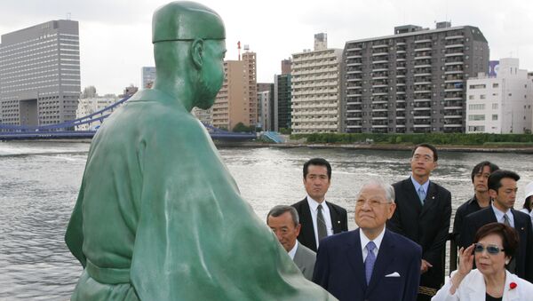  Бывший президент Тайваня Ли Тэн-хуэй (второй справа в первом ряду) и его жена Вэнь-Хуэй (справа) смотрят на статую Басё Мацуо, популярного японского поэта-хайку, в музее Басё в Токио - Sputnik Azərbaycan