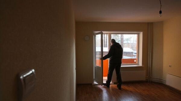 Мужчина осматривает новую квартиру - Sputnik Azərbaycan
