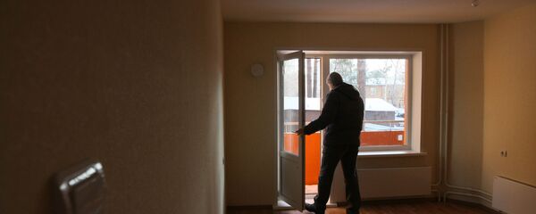 Мужчина осматривает новую квартиру Мужчина осматривает новую квартиру - Sputnik Азербайджан