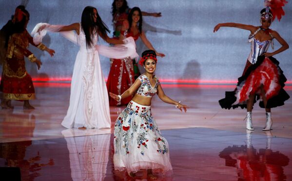 Представительница Великобритании Bhasha Mukherjee на конкурсе красоты Мисс мира 2019 в Лондоне  - Sputnik Азербайджан