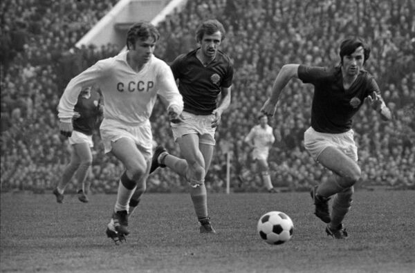 Снова вторые: как сборная СССР в финале ЕВРО-72 столкнулась с немецкой машиной Снова вторые: как сборная СССР в финале ЕВРО-72 столкнулась с немецкой машиной - Sputnik Азербайджан