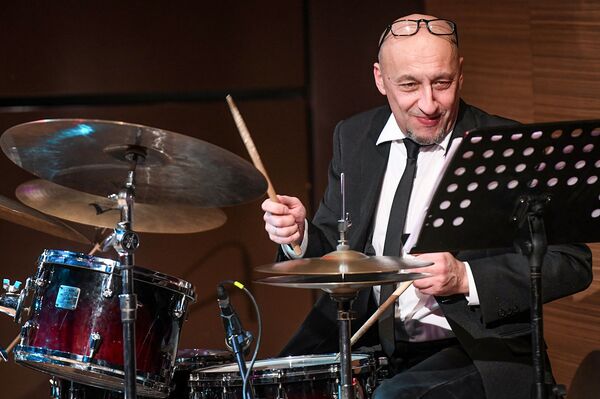 Выступление Сибель Косе и джаз-трио Алексея Черемизова в Баку - Sputnik Азербайджан