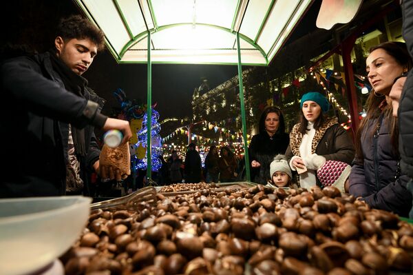 Благотворительная новогодняя ярмарка Холодные руки, горячее сердце в Баку - Sputnik Азербайджан
