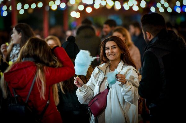 Благотворительная новогодняя ярмарка Холодные руки, горячее сердце в Баку - Sputnik Азербайджан