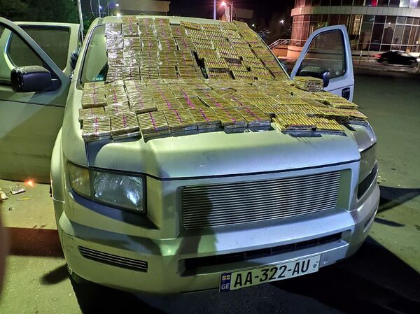 Таможенники не дали иностранцу ввезти в страну атрибуты новогодних праздников - Sputnik Азербайджан