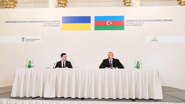 Президент Азербайджана Ильхам Алиев и Президент Украины Владимир Зеленский на бизнес-форуме в Баку - Sputnik Azərbaycan