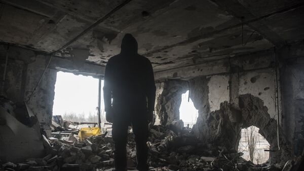 Мужчина в разрушенном доме, фото из архиа - Sputnik Азербайджан