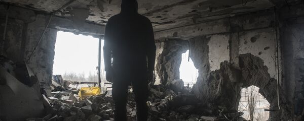 Мужчина в разрушенном доме, фото из архиа Мужчина в разрушенном доме, фото из архиа - Sputnik Азербайджан