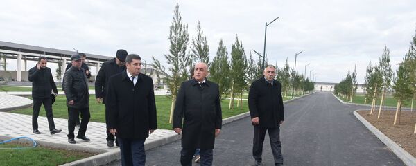 Ağstafa Rayon İcra Hakimiyyətinin başçısı Nizaməddin Quliyev ortada - Sputnik Азербайджан