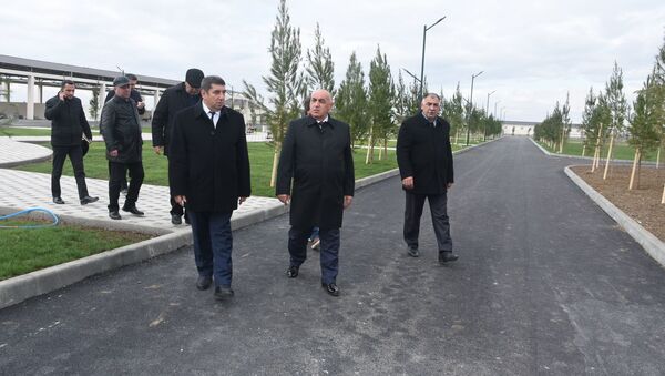 Ağstafa Rayon İcra Hakimiyyətinin başçısı Nizaməddin Quliyev ortada - Sputnik Азербайджан