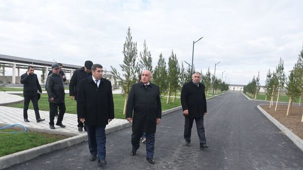 Ağstafa Rayon İcra Hakimiyyətinin başçısı Nizaməddin Quliyev ortada - Sputnik Азербайджан