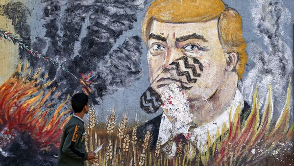 Мальчик смотрит на граффити с изображением президента США Дональда Трампа с отпечатком обуви на лице в городе Газа - Sputnik Азербайджан