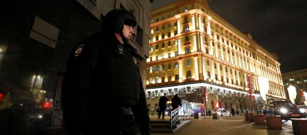 Офицер правоохранительных органов возле здания Федеральной службы безопасности - Sputnik Азербайджан