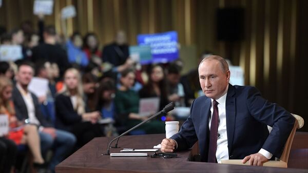 Президент РФ Владимир Путин на большой ежегодной пресс-конференции в Центре международной торговли на Красной Пресне - Sputnik Azərbaycan