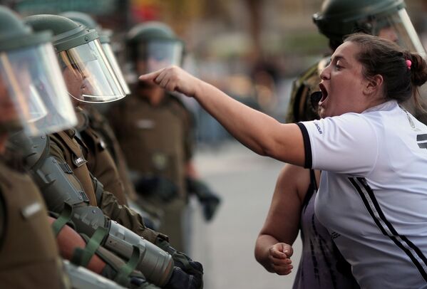 Женщина кричит на чилийских полицейских - Sputnik Азербайджан