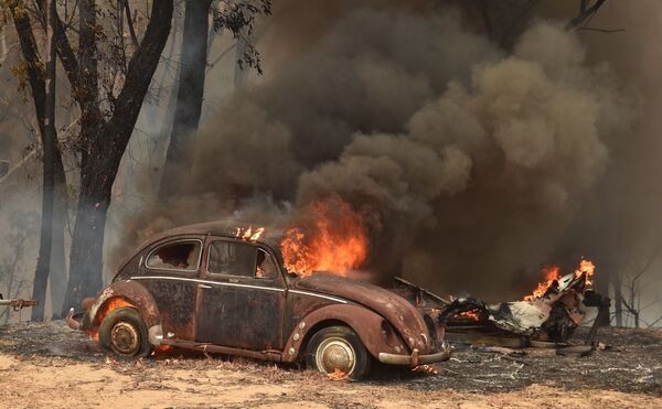Машина, сгоревшая из-за лесных пожаров в Австралии - Sputnik Азербайджан