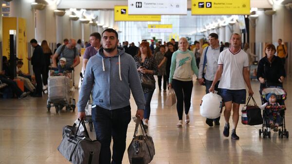 Пассажиры с багажом в аэропорту - Sputnik Azərbaycan