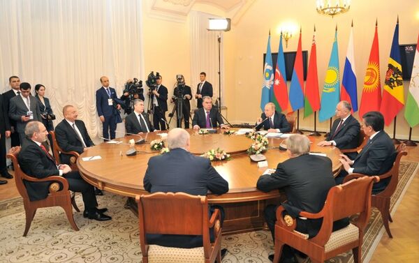Prezident İlham Əliyev Sankt-Peterburqda MDB dövlət başçılarının qeyri-rəsmi görüşündə - Sputnik Azərbaycan