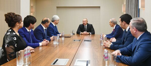 Prezident İlham Əliyev Sankt-Peterburqda fəaliyyət göstərən Azərbaycan diaspor təşkilatlarının rəhbərləri ilə görüşüb Prezident İlham Əliyev Sankt-Peterburqda fəaliyyət göstərən Azərbaycan diaspor təşkilatlarının rəhbərləri ilə görüşüb - Sputnik Азербайджан