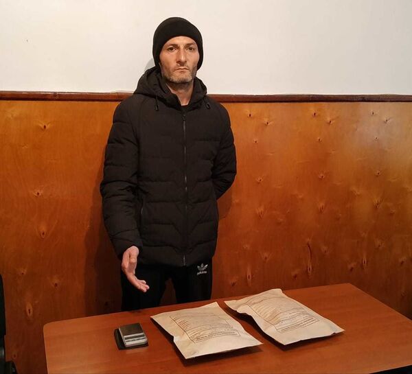 Житель Астары задержан полицией при попытке продать запрещенный товар Житель Астары задержан полицией при попытке продать запрещенный товар - Sputnik Азербайджан