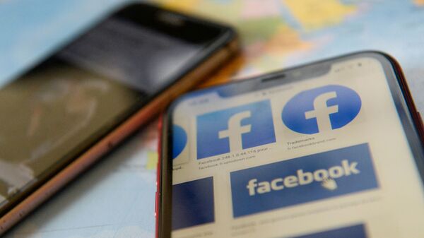 Иконка приложения Facebook на экране смартфона - Sputnik Азербайджан