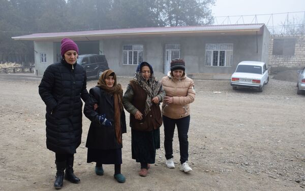 На избирательный участок пришла 116-летняя жительница Агстафы Захра Баннаева - Sputnik Азербайджан