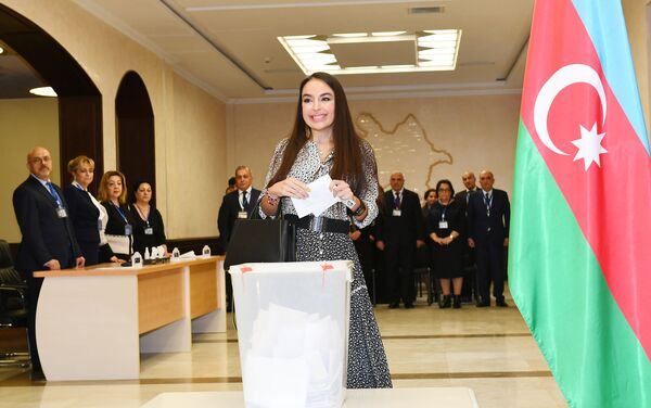 Вице-президент Фонда Гейдара Алиева Лейла Алиева проголосовала на муниципальных выборах  - Sputnik Азербайджан