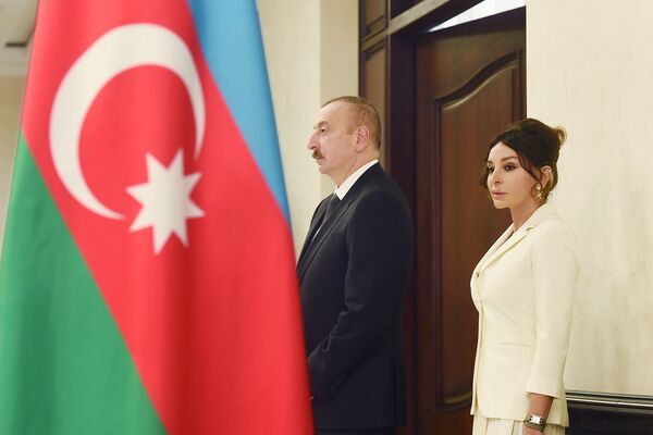 Президент Ильхам Алиев и Первая леди Мехрибан Алиева проголосовали на муниципальных выборах в Азербайджане - Sputnik Азербайджан