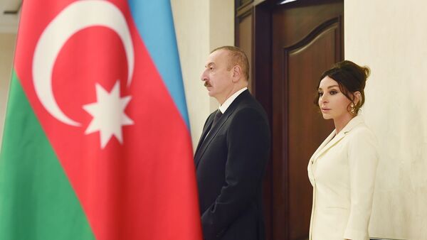 Президент Ильхам Алиев и Первая леди Мехрибан Алиева проголосовали на муниципальных выборах в Азербайджане - Sputnik Azərbaycan