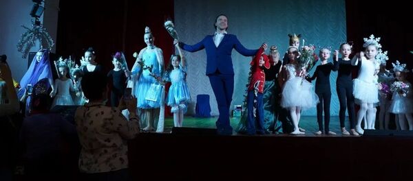 В Доме культуры Москвы Родник с успехом прошла премьера спектакля по мотивам сказки Эрнста Гофмана Щелкунчик - Sputnik Азербайджан