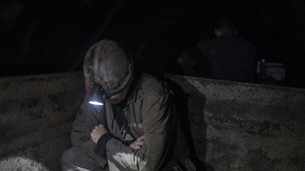 Шахтер в забое шахты, фото из архива - Sputnik Азербайджан