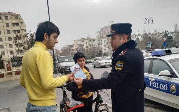 Дорожная полиция провела просветительское мероприятие, в ходе которого провело беседы с водителями мопедов и велолюбителями - Sputnik Азербайджан
