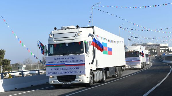 Грузовик с флагами Азербайджана и России, фото из архива - Sputnik Азербайджан