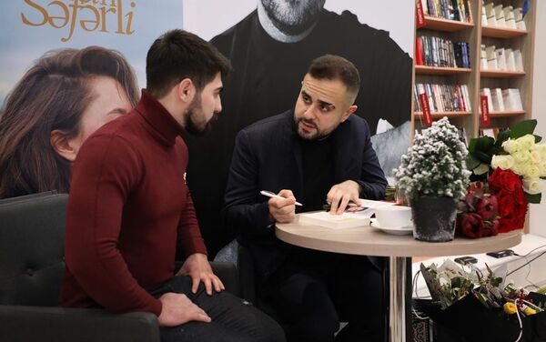 Писатель Эльчин Сафарли презентовал в Баку свою книгу «Когда я вернусь, будь дома» на азербайджанском языке - Sputnik Азербайджан
