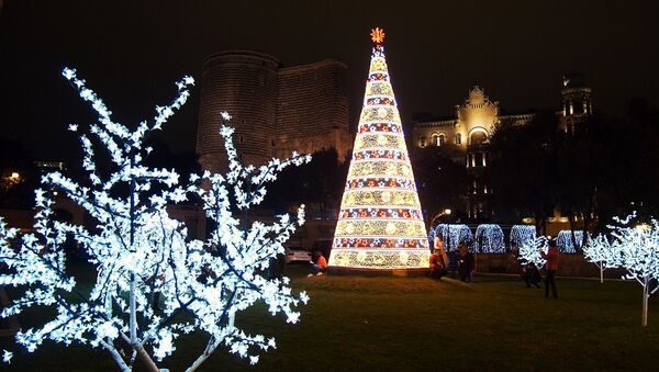 Огни ночного города: как Баку нарядился перед Новым годом - Sputnik Азербайджан