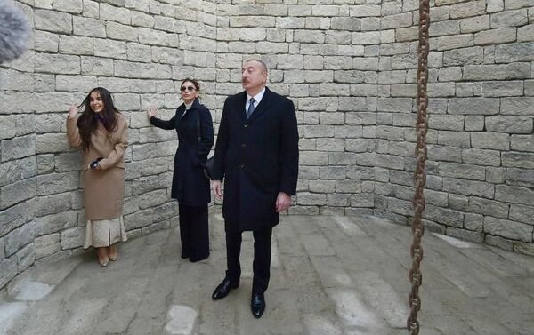 Президент Ильхам Алиев и Первая леди Мехрибан Алиева приняли участие в открытии центральной бульварной улицы в Баку Белом Городе - Sputnik Азербайджан