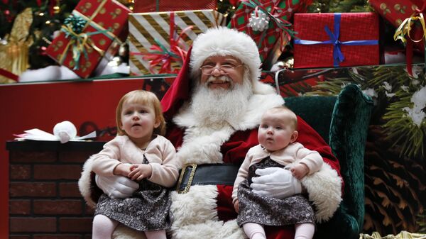 Санта Клаус с детьми в торговом центре Мэн Молл, США - Sputnik Азербайджан