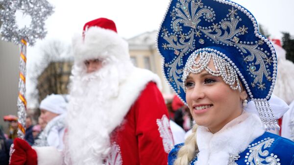 Дед Мороз и его помощница Снегурочка в Краснодаре, Россия - Sputnik Азербайджан
