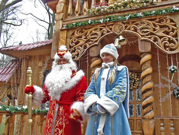 Белорусский Дед Мороз со Снегурочкой в Беловежской пуще - Sputnik Азербайджан