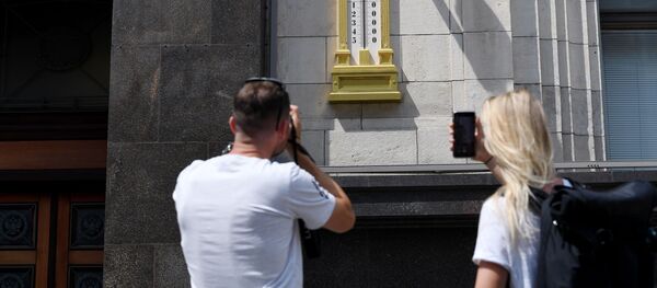 Молодые люди фотографируют термометр - Sputnik Азербайджан
