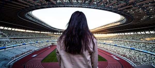 Журналист смотрит на Национальный стадион, место проведения предстоящих Олимпийских игр в Токио 2020 - Sputnik Азербайджан