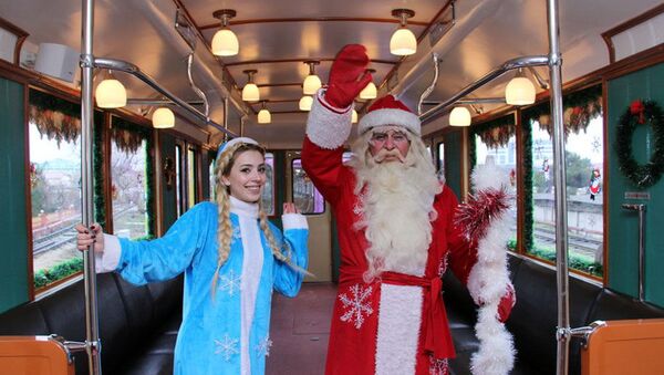 Бакинский метрополитен выпустил на линию ретро-вагон с Дедом Морозом и Снегурочкой - Sputnik Azərbaycan