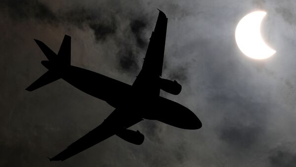 Самолет на фоне солнечного затмения в Бангкоке - Sputnik Azərbaycan
